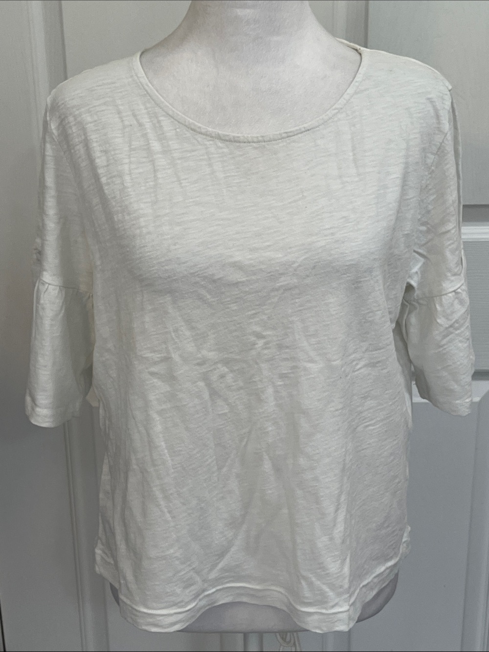 Women’s J. Peterman  White Scoop Neck Short Sleeve Top. Size m